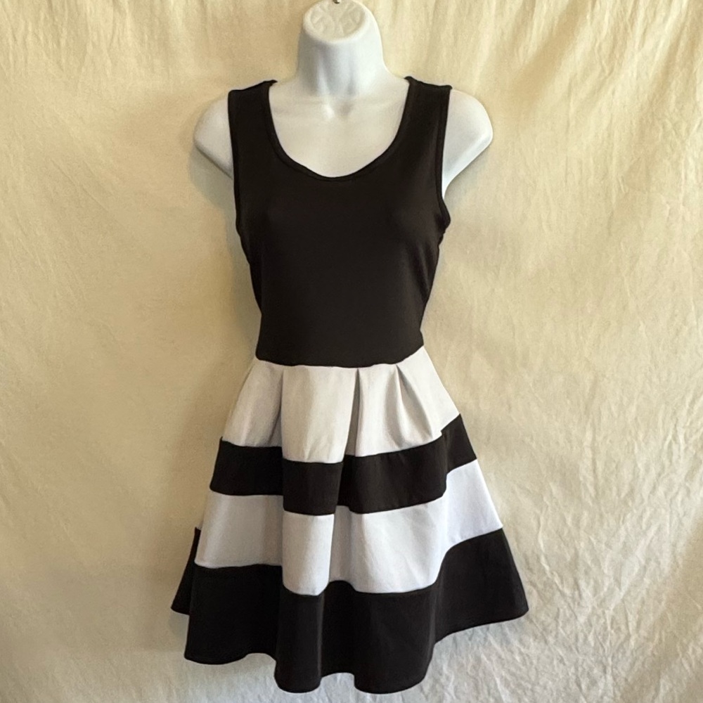 E-95 Ruby Rox Black & White Stripe Pleated Sleeveless Summer Dress Size 7